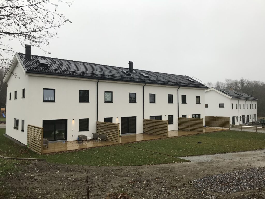 Riktigt foto av 2 radhus med 4 lägenheter varje hus i Glasberga